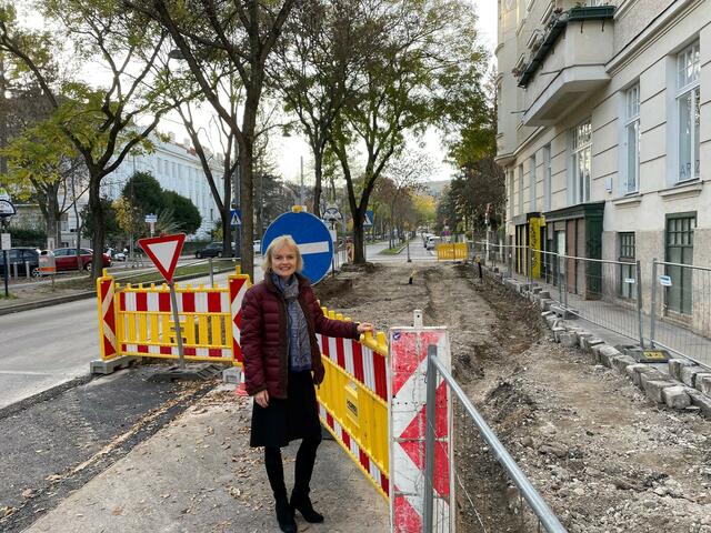 Wo Bezirksvorsteherin Silke Kobald steht, wird die Nebenfahrbahn in die Hauptfahrbahn der Hietzinger Hauptstraße verschwenkt. | Foto: BV Hietzing