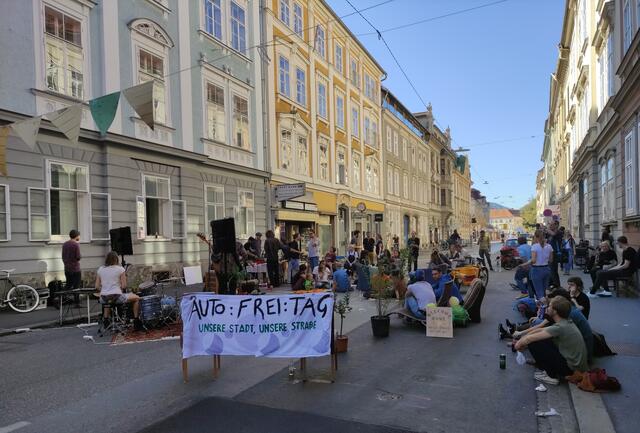 Die Initiative "Auto:Frei:Tag" sperrt regelmäßig unterschiedliche Straßen ab, um auf die Potenziale einer autofreien Stadt aufmerksam zu machen. | Foto: Auto:frei:Tag