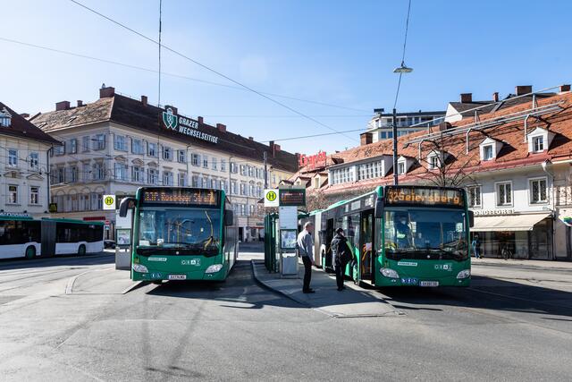 An Knotenpunkten wie dem Jakominiplatz gibt es neben Trafiken auch stationäre Ticketautomaten. Weiter weg vom Zentrum ist das Angebot deutlich bescheidener. | Foto: Konstantinov