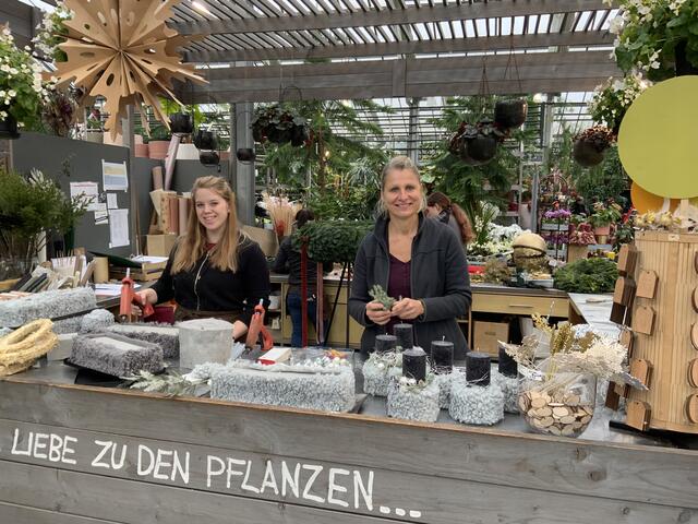 Floristikerin Lena Weitz mit Chefin Judith Sandner im Familienbetrieb. | Foto: Alexandra Schaljo