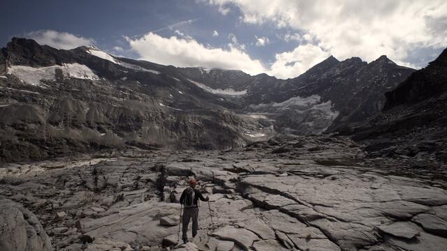 Die Filmemacherin erinnert sich an früher: "Auf Routen, wo ich noch über das Eis steigen musste, heute nur noch Fels begangen wird." | Foto: Baïer