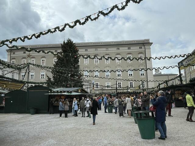 Am Salzburger Dom- und Residenzplatz befindet sich der Christkindlmarkt.