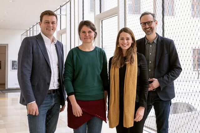 Von links: Umwelt- und Klima-Landesrat Stefan Kaineder, Eva Seebacher vom Krünzeug-Team, Geschäftsführerin von Beanie.at Susanne Frühmann und Geschäftsführer Klimabündnis OÖ Norbert Rainer. | Foto: Land OÖ/Tina Gerstmair