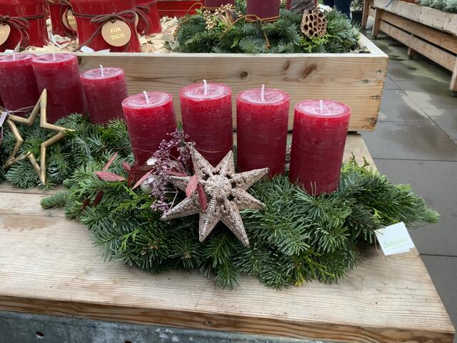 Kerzen können auch anders angebracht werden. Adventkranz der Gärtnerei Sandner. | Foto: Alexandra Schaljo
