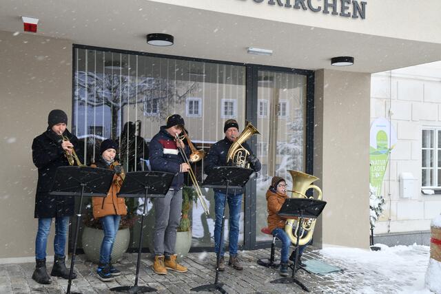 Auch Schüler der Landesmusikschule Oberneukirchen mit Direktor Konrad Ganglberger verschönerten musikalisch den Markt. | Foto: Ganglberger Erika