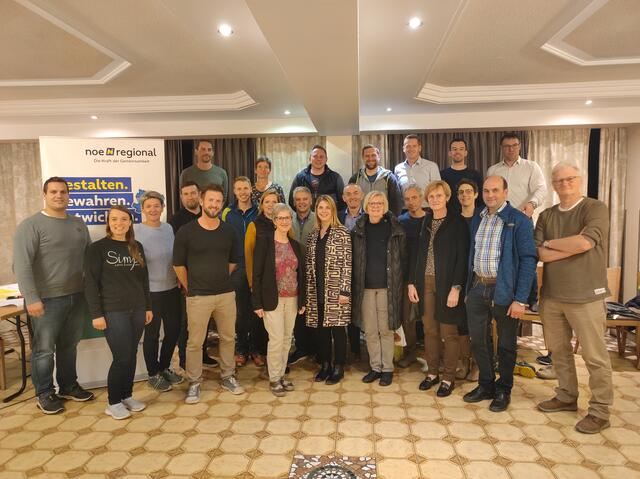 Bürgermeisterin Claudia Fuchsluger, Kernteam-Sprecher Manfred Wieser und Wolfgang Zellhofer, Vertreter der Gemeinde, Christina Fuchs (NÖ.Regional) und interessierte Bürger | Foto: NÖ.Regional