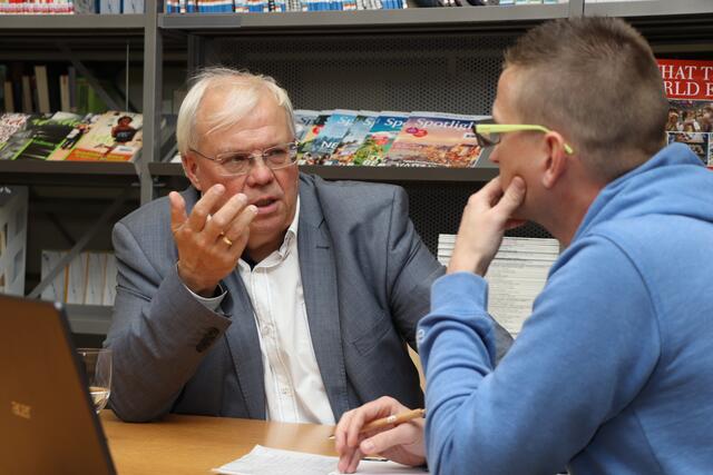 Kriegsreporter Christian Wehrschütz hat viel erlebt. In Ried stellte er sich den Fragen der BezirksRundschau.  | Foto: Christian Doms