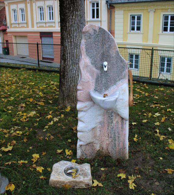 Den kleine Brunnen mit Trinkwasserqualität wurde vom Hüttenberger Künstler Franz Muhr angefertigt. | Foto: Kurt Nöhmer