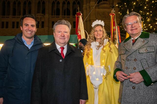 Vizebürgermeister Christoph Wiederkehr, Bürgermeister Michael Ludwig, das Wiener Christkind und der steirische Landeshauptmann Christopher Drexler bei der Illuminierung des Christbaums am Wiener Rathausplatz. | Foto: Markus Spitzauer/RMW