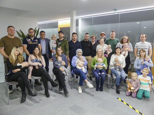 Die Familien mit Bürgermeister Peter Müller und Stadträtin Gabriele Beer. | Foto: Stadtgemeinde Schrems