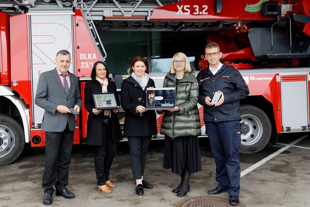 v.l.n.r.: Bildungsdirektor Alfred Klampfer, VS-Direktorin (Holzhausen) Barbara Gruber, Feuerwehr-Landesrätin Michaela Langer-Weninger, LH-Stv. Christine Haberlander und Feuerwehr-Präsident Robert Mayer. | Foto: Land OÖ/Haag