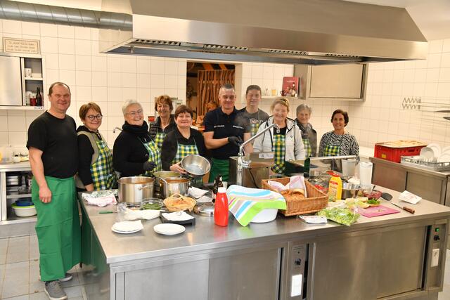 Anneliese Bräuer (dritte von li) mit ihrem Küchenteam vom Verein Kultur-Werkstatt-Schnopfhagen. Sie war heuer erstmals für die Bewirtung im Stadl hauptverantwortlich.  | Foto: Ganglberger Erika