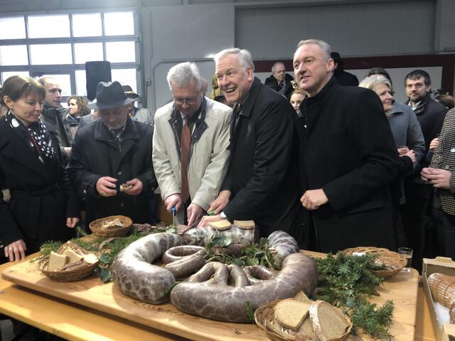 Blunznanschnitt mit Verena Sonnleitner, Josef Balber, Christoph Kainz, Martin Eichtinger und Christoph Prinz, für den es die letzte Blunznkirtag-Eröffnung seiner Amtszeit als Bürgermeister von Bad Vöslau war.