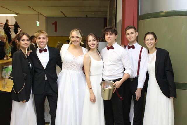 Die Maturantinnen und Maturanten begrüßten die Gäste beim Eingang zum Bundesschulzentrum.  | Foto: Katrin Löschnig