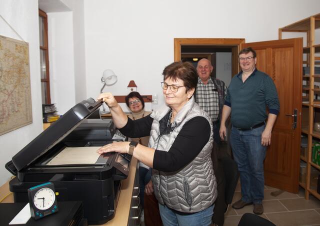 Heidemarie Bauer und ihr Team bei der Arbeit. Das Topothekenteam sichert Fotos und Dokumente, recherchiert, bereitet auf und macht der Öffentlichkeit Informationen zugänglich. | Foto: Regina Courtier