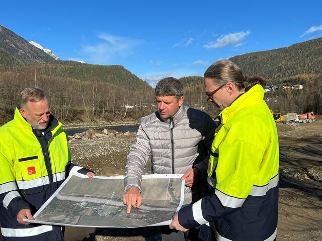 Maßnahmen vor Ort: Tiwag-Chef Johann Herdina mit Bürgermeister Richard Grüner und Projektleiter Klaus Feistmantl. | Foto: Tiwag