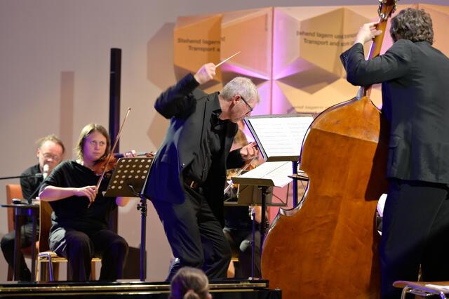 Brachten Text und Klänge wie immer zum Leuchten: Gerhard Sammer und sein Tiroler Kammerorchester InnStrumenti. | Foto: Wolfgang Lackner