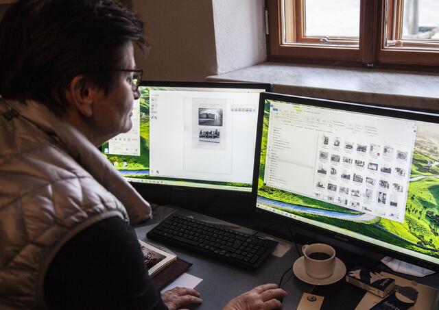 Heidemarie Bauer und ihr Team bei der Arbeit. Das Topothekenteam sichert Fotos und Dokumente, recherchiert, bereitet auf und macht der Öffentlichkeit Informationen zugänglich. | Foto: Regina Courtier