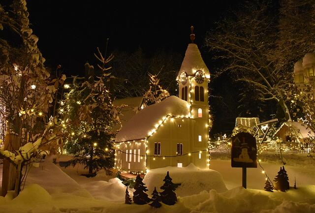 Auch die Pfarrkirche Eibiswald steht in originalgetreuer Miniatur-Ausgabe im Garten des Kloepferkellers. | Foto: Josef Fürbass