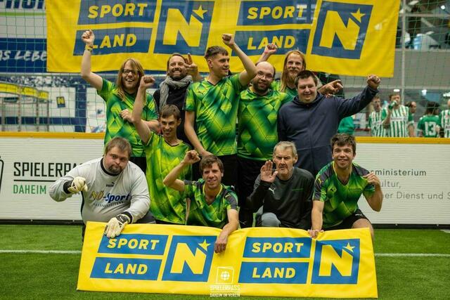 Die Aufregung der Mannschaft und Trainer Philipp Reischl vor dem ersten Spiel war riesengroß. | Foto: Dorfer