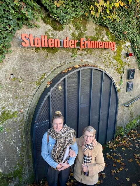 Vor dem Stollen der Erinnerung.
 | Foto: Verein Museum Arbeitswelt