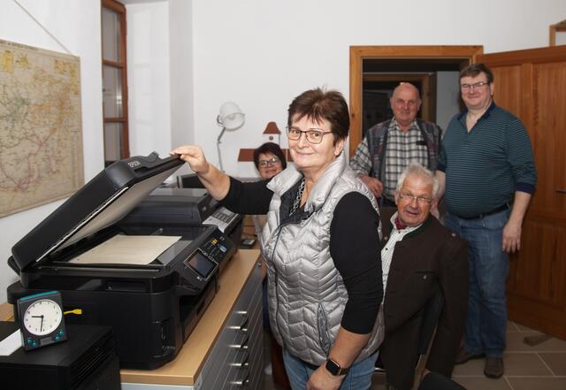 Heidemarie Bauer und ihr Team bei der Arbeit. Das Topothekenteam sichert Fotos und Dokumente, recherchiert, bereitet auf und macht der Öffentlichkeit Informationen zugänglich. | Foto: Regina Courtier