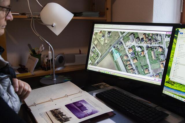 Heidemarie Bauer und ihr Team bei der Arbeit. Das Topothekenteam sichert Fotos und Dokumente, recherchiert, bereitet auf und macht der Öffentlichkeit Informationen zugänglich. | Foto: Regina Courtier