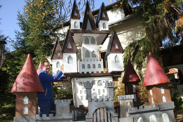 Stolz erhaben und mit zahlreichen Türmen bestückt thront die Weihnachsburg - Burgherr ist Rupert Zwanzleitner! | Foto: Josef Fürbass