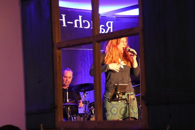 Frontsängerin und Bandleader im Spiegelbild