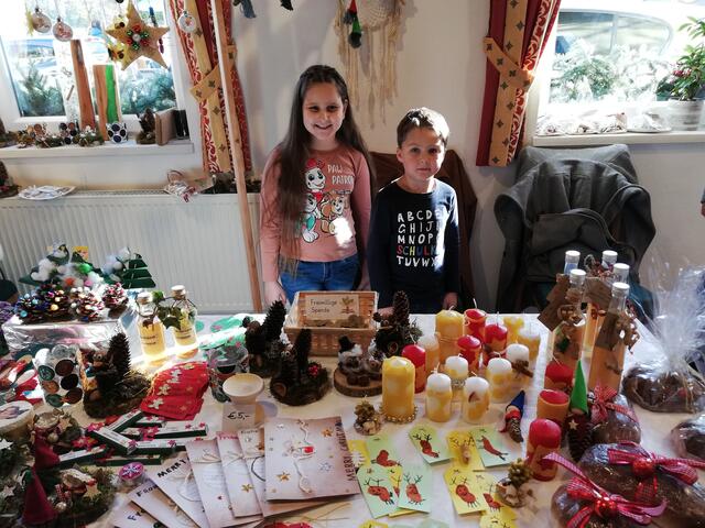 Tüchtige Volksschulkinder am Verkaufsstand | Foto: Veronika Frank