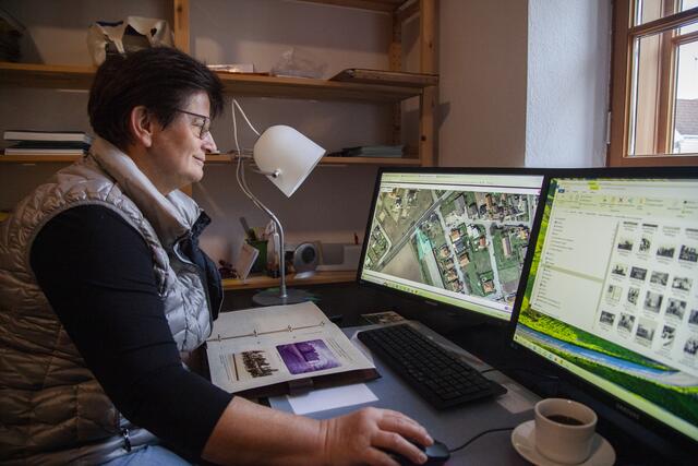 Heidemarie Bauer und ihr Team bei der Arbeit. Das Topothekenteam sichert Fotos und Dokumente, recherchiert, bereitet auf und macht der Öffentlichkeit Informationen zugänglich. | Foto: Regina Courtier