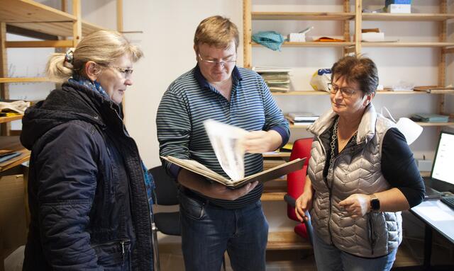 Heidemarie Bauer und ihr Team bei der Arbeit. Das Topothekenteam sichert Fotos und Dokumente, recherchiert, bereitet auf und macht der Öffentlichkeit Informationen zugänglich. | Foto: Regina Courtier