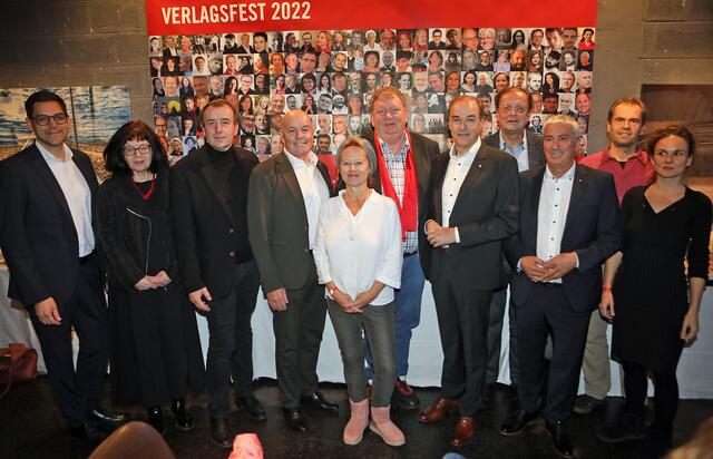 Jubiläums-Verlagsfest: Landtagsabgeordneter Christian Dax, Annemarie Klinger, Nationalrat Christian Drobits, Bürgermeister Georg Rosner, Karin Ivancsics, Horst Horvath, Landesrat Leonhard Schneemann, Jakob Michael Pferschy (Leiter des Referates Landesbibliothek, Land Burgenland), Vizebürgermeister Michael Leitgeb, Landtagsabgeordneter Wolfgang Spitzmüller und Katharina Köller | Foto: Landesmedienservice