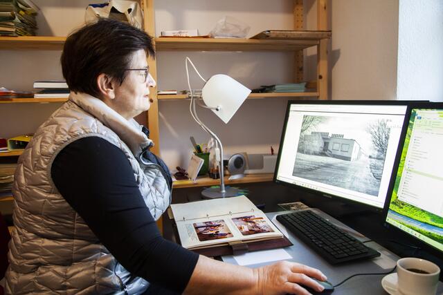 Heidemarie Bauer und ihr Team bei der Arbeit. Das Topothekenteam sichert Fotos und Dokumente, recherchiert, bereitet auf und macht der Öffentlichkeit Informationen zugänglich. | Foto: Regina Courtier