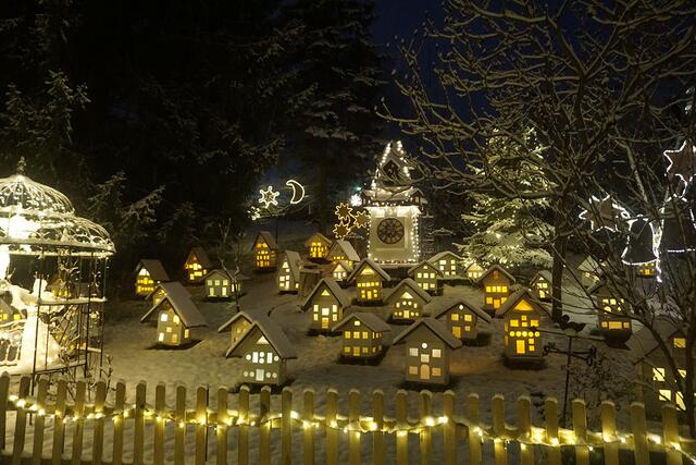 Sogar den Grazer Uhrturm kann man im Eibiswalder Weihnachtswunderland bestaunen... | Foto: Josef Fürbass