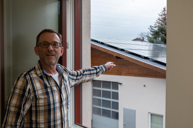Amtsleiter Gerhard Stranz präsentiert stolz die neue PV-Anlage der Gemeinde Grafenbach-St.Valentin, die dieser Tage in Betrieb geht.