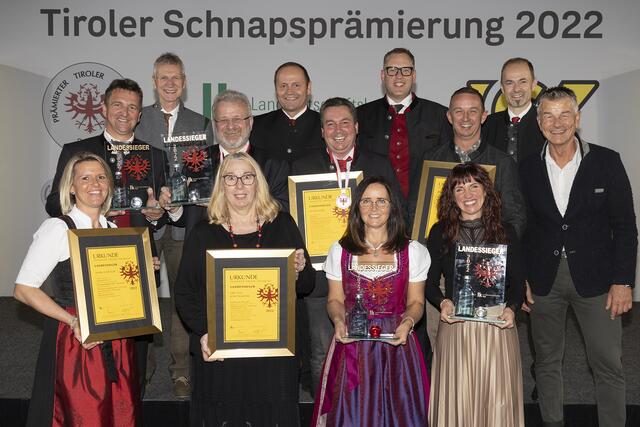 Die Landessieger der Schnapsprämierung 2022 mit LK-Fachbereichsleiter Wendelin Juen, LH-Stv. Josef Geisler, LK-Obstverarbeitungsreferent Ulrich Zeni, LK-Präsident Josef Hechenberger und BH-Stv. Wolfgang Löderle | Foto: Die Fotografen