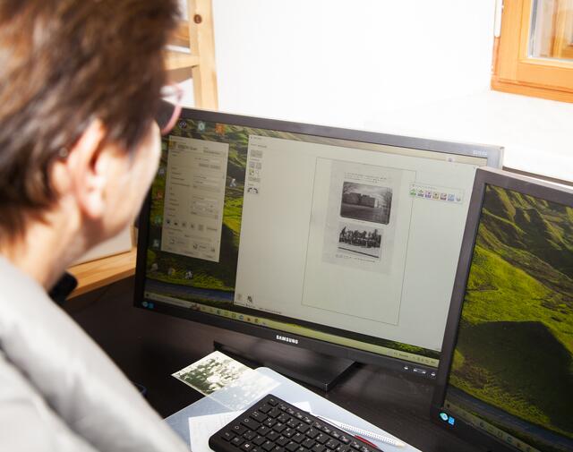 Heidemarie Bauer und ihr Team bei der Arbeit. Das Topothekenteam sichert Fotos und Dokumente, recherchiert, bereitet auf und macht der Öffentlichkeit Informationen zugänglich. | Foto: Regina Courtier