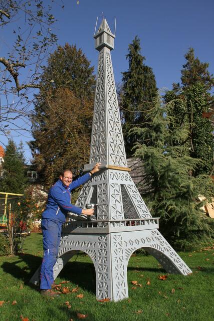 Holz- statt Eisenfachwerk: Mit dem Eiffelturm ist Rupert Zwanzleitner ein weiteres Bauwerk perfekt gelungen. | Foto: Josef Fürbass
