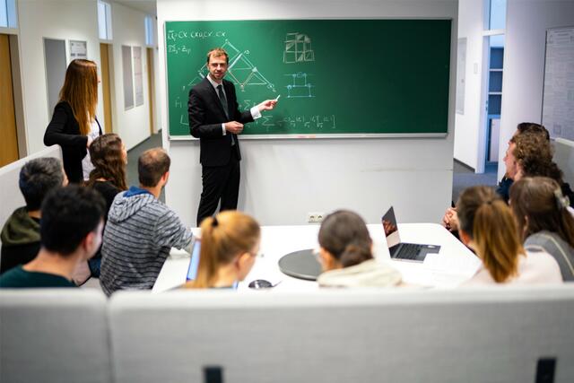 Basis für die wirtschaftliche Verwertung ist die Grundlagenforschung: Hier die Forschungsgruppe von ParityQC-Mitgründer Wolfgang Lechner am Institut für Theoretische Physik der Universität Innsbruck.  | Foto: Fitsch