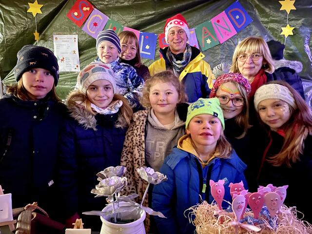 Vizebürgermeisterin Claudia Supper (2. von rechts) stattete dem Schulstand der Volksschule Maria Bild einen Besuch ab.  | Foto: Elisabeth Kloiber