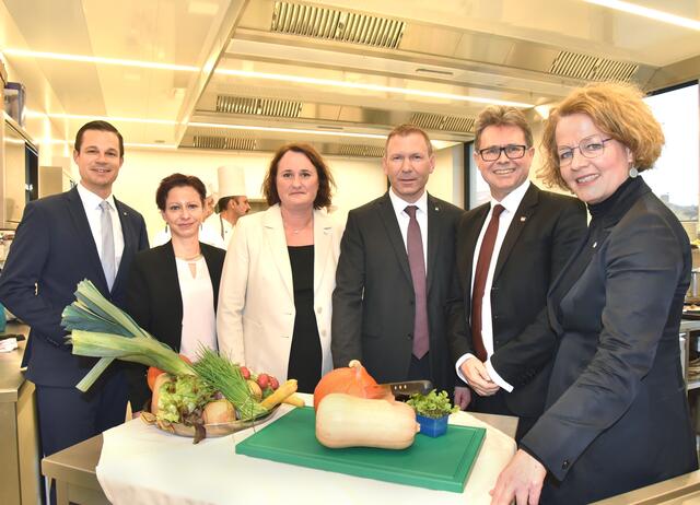  v.l. NÖ Bildungsdirektor Karl Fritthum, Vbgm. Eva Heilinger, SL Barbara Sablik-Baumgartner, Bgm. Stefan Lang, BM Martin Polaschek, LR Christiane Teschl - Hofmeister, | Foto: Herbert Schleich