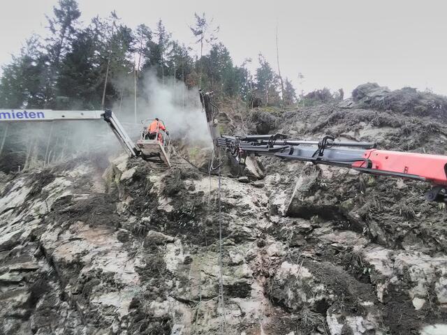 Nach dem Sturm im August werden nun Sicherungsmaßnahmen umgesetzt und in zwei Wochen der Verkehr nur halbseitig geführt. | Foto: Land Steiermark