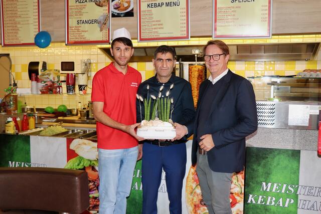 Bgm. Marcus Martschitsch gratulierte Ali Saritas und Geschäftsführer Mehmet Pire zur Eröffnung des „Meister Kebab Haus“. | Foto: Alfred Mayer