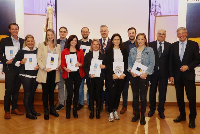 Heinz Ortner (Leiter der Kärntner Verwaltungsakademie) und Landeshauptmann Peter Kaiser mit den AbsolventInnen des Management-Lehrgangs. | Foto: LPD/Dietmar Wajand