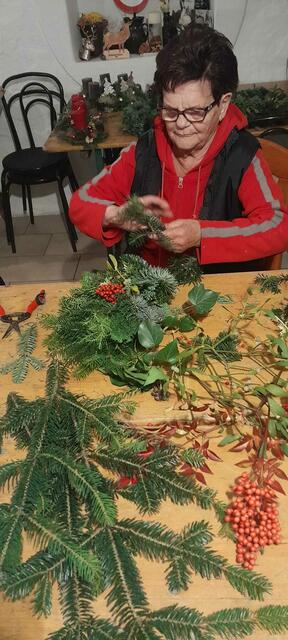 Sehr konzentriert, aber mit viel Erfahrung und Geduld Frau Irmi Heinrich. | Foto: Nina Kostner