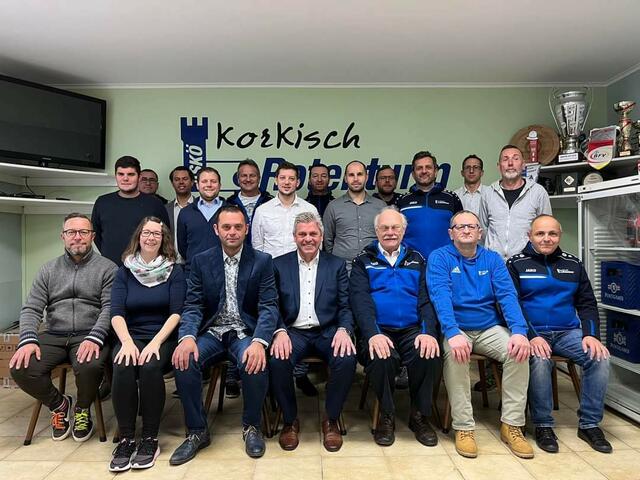 Der neue Vorstand vom ASKÖ Korkisch Rotenturm wurde gewählt: stehend: Florian Mayer, Andreas Cziszer, Bernd Loranth, Markus Gruber, Wolfgang Bogad, Oliver Gabriel, Johannes Tomisser, Christoph Kovacs, Markus Panzenböck, Michael Strobl-Halper, Andreas Behal, Peter Zachhalmel
Sitzend: Fritz Toth, Daniela Kopfer, Roman Takacs, Bürgermeister Manfred Wagner, Gerhard Korkisch, Herbert Pfeiffer, Gerhard Kasper (nicht am Foto: Kassier Günter Kristaloczy und Ehrenpräsident Robert Preininger) | Foto: ASKÖ Rotenturm
