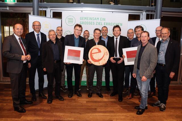 Strahlende Gesichter bei der jüngsten e5-Gala in Innsbruck: Landeshauptmann-Stellvertreter Josef Geisler, LandeshauptmannAnton Mattle, Klaus Reinstadler (e5-Team Roppen),  Thomas Mungenast (e5-Team Mötz), Robert Reindl (Vizebürgermeister, Mötz), Sigi Schrott (e5-Team Roppen),  Günter Neururer (Vizebürgermeister, Roppen), Bruno Oberhuber (Geschäftsführer von Energie Tirol), Landesrat René Zumtobel, Erich Gürtler (e5-Team Mötz), Ingo Mayr (Bürgermeister Roppen), Manfred Raggl (Energiebeauftragter), Stephan Oblasser (e5-Team Mötz) und Martin Lehner (e5-Team Roppen) (v.l.)

 | Foto: Energie Tirol/Dallago