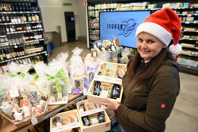 Weihnachten kommt bald: In den Jauker-Märkten will man auch mit individuellen und regionalen Geschenkssets ankommen. | Foto: Jauker