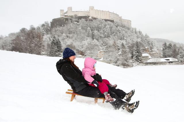Wenn der Wettergott gnädig ist und den Salzburgern viel Schnee gönnt, lässt sich das Schlittenfahren am Krauthügel vor der Festung Hohensalzburg in vollen Zügen genießen. Auch bei weniger Schnee lohnt sich ein Besuch auf der Wiese, um einer Schneeballschlacht zu frönen. | Foto: Franz Neumayr